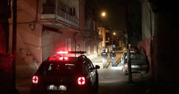 Adana'da pencereden dışarı bakan kadının gözüne mermi isabet etti!