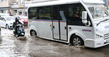 Adana'da Sağanak Yağış Hayatı Olumsuz Etkiledi