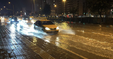 Adana'da Sağanak Yağış Hayatı Olumsuz Etkiledi