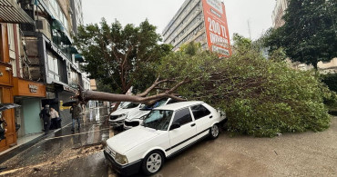 Adana'da Şiddetli Rüzgar ve Sağanak Yağış Hayatı Etkiledi