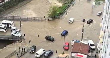 Adana'da Şiddetli Yağış Hayatı Olumsuz Etkiledi
