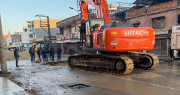 Adana'da Su Borusu Patladı, Caddede Çukur Oluştu