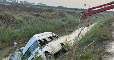 Adana'da Tarım İşçilerini Taşıyan Minibüs Sulama Kanalına Devrildi