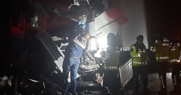 Adana'da Tırın Tur Otobüsüne Çarpması: 15 Yaralı