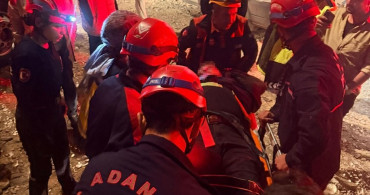 Adana'da Uçuruma Yuvarlanan Araç Sürücüsü Yaralandı