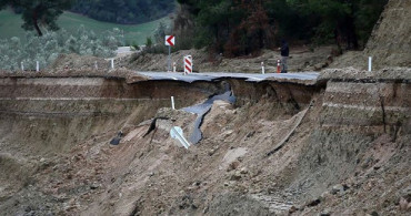 Adana'da Yağan Sağanak Yolun Çökmesine Neden Oldu