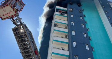 Adana'da Yangında Mahsur Kalan Hamile Kadın Kurtarıldı