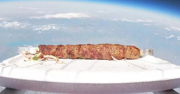 Adanalı Kebapçı Stratosfere helyum balonuyla boru kebabı yolladı! Uzaya gönderdi