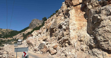 Adıyaman-Çelikhan karayolunda heyelan: Dev kaya parçaları yolun içine düştü