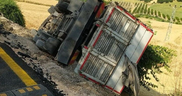 Adıyaman'da arpa yüklü kamyon şarampole devrildi
