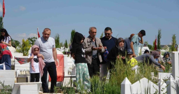 Adıyaman'da Bayramda Mezarlık Ziyareti