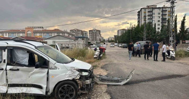 Adıyaman'da iki hafif ticari araç çarpıştı: 2 yaralı