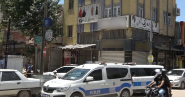 Adıyaman'da kontrollü yıkım sırasında iş yerinin üzerine beton parçaları düştü