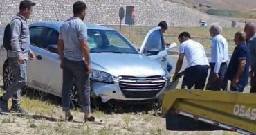 Adıyaman'da motosiklete çarpmamak için manevra yapan otomobil refüje çıktı: 1 yaralı