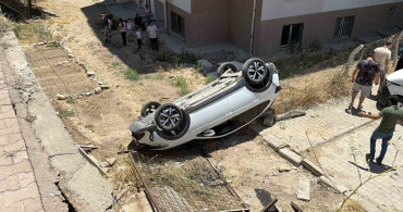 Adıyaman'da otomobil site bahçesine düştü