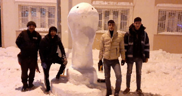 Adıyaman’da Yoğun Kar Yağışını Değerlendiren Vatandaşlar Kardan Kobra Yılanı Yaptı!