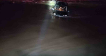 Afyonkarahisar'da Araçla Çayı Geçmeye Çalışan Sürücü Mahsur Kaldı