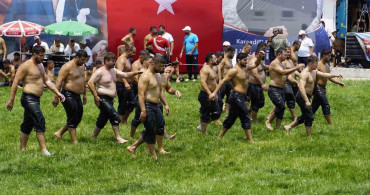 Afyonkarahisar’da ata sporu coşkusu: Pehlivanlar er meydanına çıktı