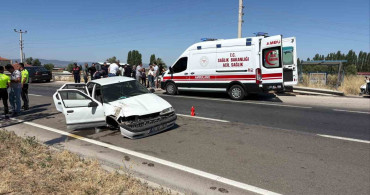 Afyonkarahisar’da bariyerlere çarpan otomobilde 6 kişi yaralandı