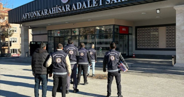 Afyonkarahisar'da Göçmen Kaçakçılığı Operasyonu: 4 Tutuklama