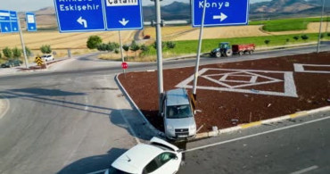 Afyonkarahisar'da hafif ticari araç otomobille çarpıştı: 7 yaralı