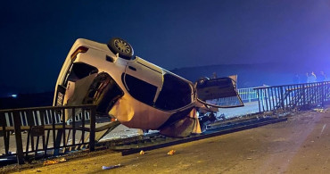 Afyonkarahisar'da Köprü Demirlerine Çarpan Araçta 1 Ölü, 3 Yaralı