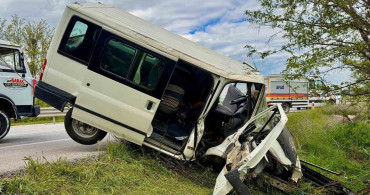 Afyonkarahisar'da Minibüs Kazası: 2 Yaralı