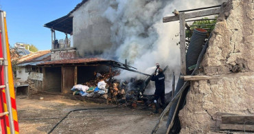 Afyonkarahisar'da Müstakil Evde Yangın: 2 Kişi Dumandan Etkilendi