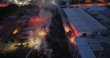 Afyonkarahisar'da otluk yangını fabrikanın bahçesine sıçradı