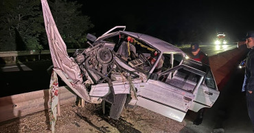 Afyonkarahisar'da Refüje Çarpan Otomobilde 7 Yaralı