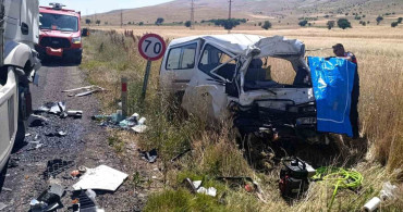 Afyonkarahisar'da tırla çarpışan minibüsün sürücüsü hayatını kaybetti