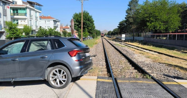 Afyonkarahisar'da trenin çarptığı otomobilin sürücüsü yaralandı