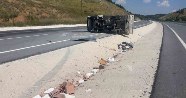 Afyonkarahisar'da tuğla yüklü kamyonet devrildi: 4 yaralı