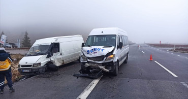 Afyonkarahisar'da Yolcu Minibüsü ve Kamyonet Çarpıştı: 7 Yaralı