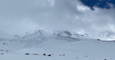Ağrı Dağı'nda Kayıp Kadın Dağcı İçin Arama Çalışmaları Başlatıldı