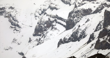 Ağrı Dağı'ndaki Cehennem Vadisi Karla Kaplandı