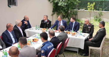 Ağrı Valisi Bozkurt’tan 15 Temmuz gazisi Yusuf Balıkçı’ya evinde ziyaret