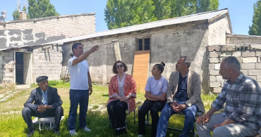 Ağrı Valisi Önder Bozkurt'tan yangında zarar gören aileye destek