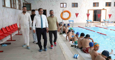 Ağrı’da çocuklar 'yüzme bilmeyen kalmasın' projesiyle havuzla buluşuyor