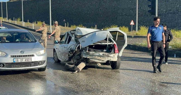 Ağrı'da freni boşalan kamyonet, duraklayan otomobile çarptı: 2 yaralı