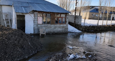 Ağrı'da Sel Felaketi: Köylüler Traktörlerle Mücadele Ediyor
