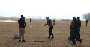 Ağrılı Gençler Kışın Geleneksel "Topa Dara" Oyunu ile Stres Atıyor