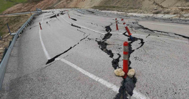 Ahlat-Malazgirt Yolunda Tehlikeli Kayma Olayı