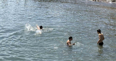 Ahlat'ta çocuklar Van Gölü'nün keyfini çıkardı
