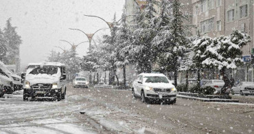 Ahlat'ta Nisan Ayında Kar Yağışı