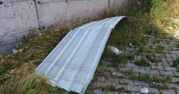 Ahlat’ta şiddetli rüzgar hortum oluşturdu, çatıları uçurdu