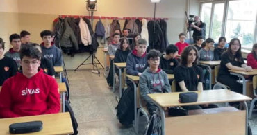 Ahmet Yenilmez, Sivas Lisesi Öğrencileriyle Buluştu