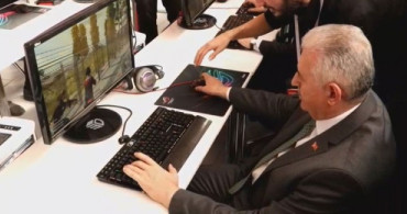 AK Parti İstanbul Adayı Binali Yıldırım, Gençlerle Beraber PUBG Oynadı