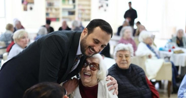 AK Parti İstanbul İl Başkanı Özdemir'den Huzurevinde Duygusal Buluşma