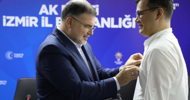 AK Parti İzmir, Türkmen Vatandaşlara Rozet Takdim Etti